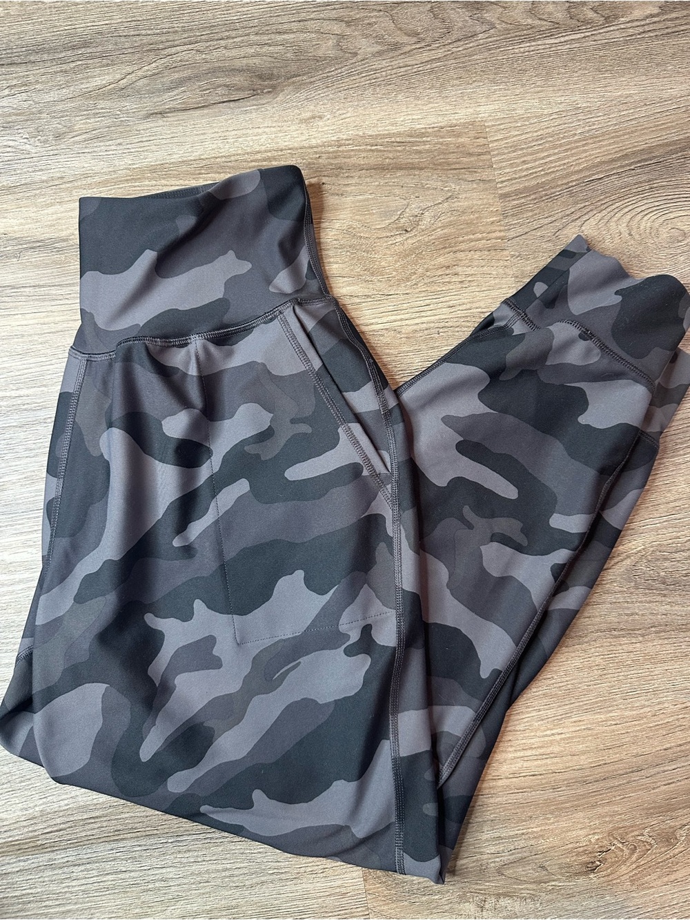 Old Navy Active Camouflage Women’s High-Waist Leggings - Gray & Black size M